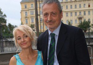 Veronika Žilková s Martinem Stropnickým v červenci na koncertu k 70. narozeninám Vlastimila Harapese.