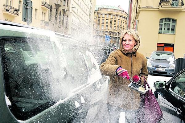 14:00 Jiné oprašování čeká po zkoušce. Veronika musí odmést napadaný sníh a spěchat na konzervatoř za žáky.