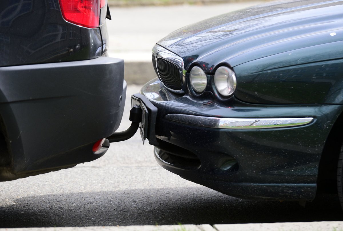 Auto před jaguárem mělo štěstí, že mělo tažné zařízení.