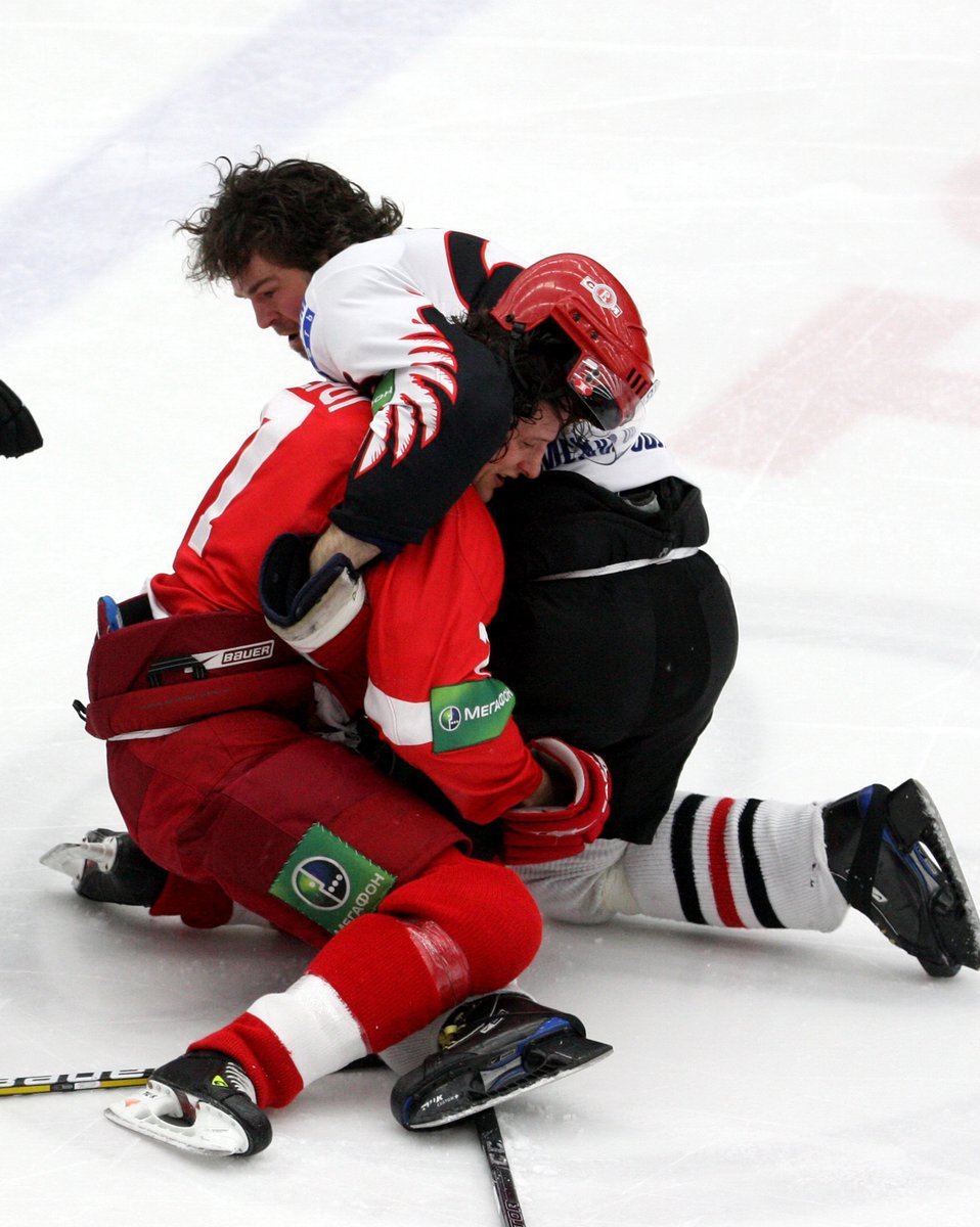 Kanaďan Verot v Jágrově sevření krátce poté, co českou superstar zbaběle napadl.