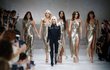 Donatella Versace letos na milánském fashion weeku složila přehlídkou poctu svému bratrovi. Nechyběly ani jeho oblíbené múzy 90. let