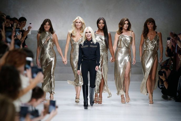 Donatella Versace letos na milánském fashion weeku složila přehlídkou poctu svému bratrovi. Nechyběly ani jeho oblíbené múzy 90. let