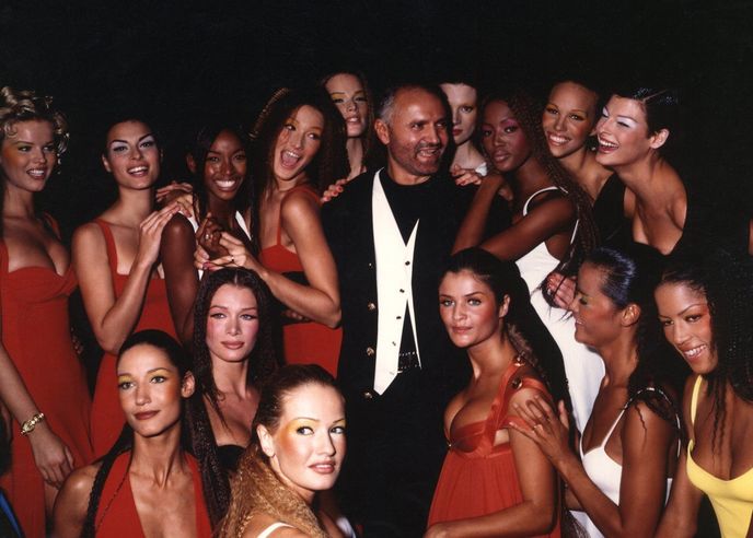 Gianni Versace v obklopení topmodelek. To ony tehdy přišel s ideou, že módní molo potřebuje skutečné celebrity
