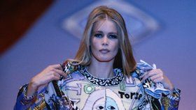 Claudia Schiffer v modelu Gianniho Versace