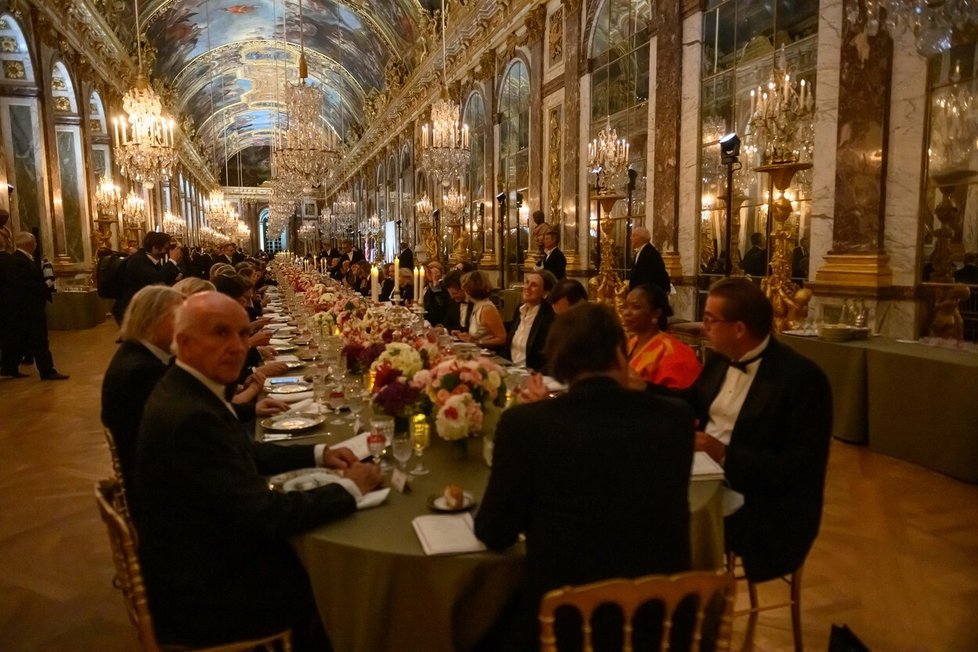 Slavnostní banket ve Versailles na počest krále Karla III. a královny Camilly
