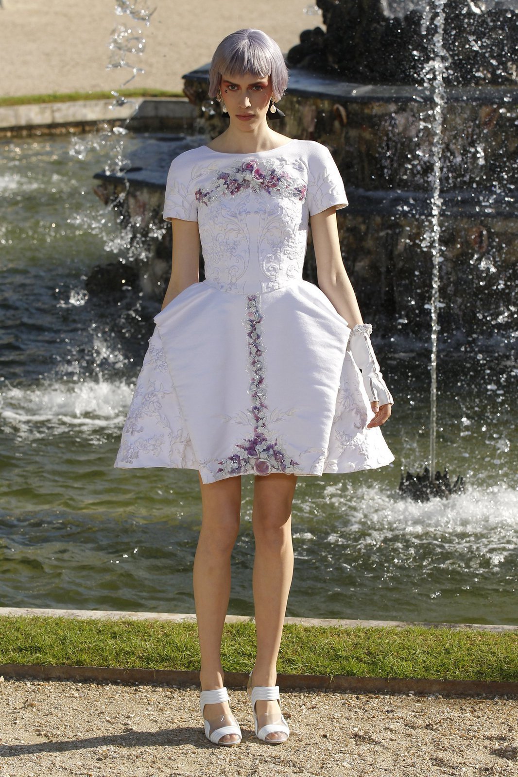 Svou poslední kolekci s názvem „Chanel Resort 2013″ představil Karl Lagerfeld na zámku ve Versailles.