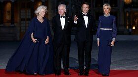 Slavnostní večeře ve Versailles u příležitosti návštěvy krále Karla III. ve Francii: Francouzský prezident Emmanuel Macron, jeho manželka Brigitte Macronová, britský král Charles a královna Camilla