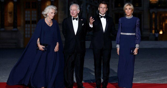Slavnostní večeře ve Versailles u příležitosti návštěvy krále Karla III. ve Francii: Francouzský prezident Emmanuel Macron, jeho manželka Brigitte Macronová, britský král Charles a královna Camilla