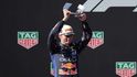 Nizozemský pilot si v rámci speciální akce v Silverstone střihl netradiční závod proti stovce soupeřů na motokárách