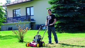 Trávník po vertikutaci sice nevypadá příliš hezky, ale během pár dní bude hustší a zelenější, než před zákrokem.