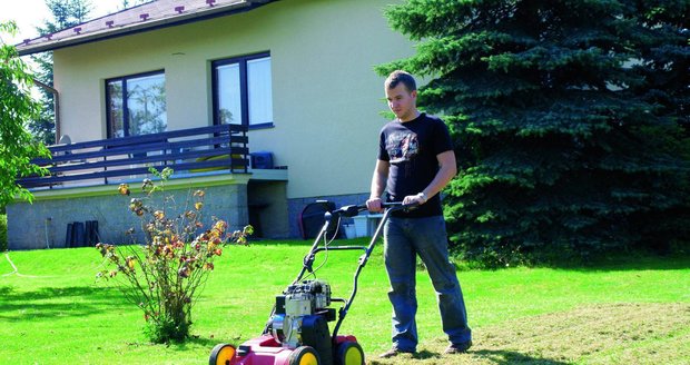 Trávník po vertikutaci sice nevypadá příliš hezky, ale během pár dní bude hustší a zelenější, než před zákrokem.