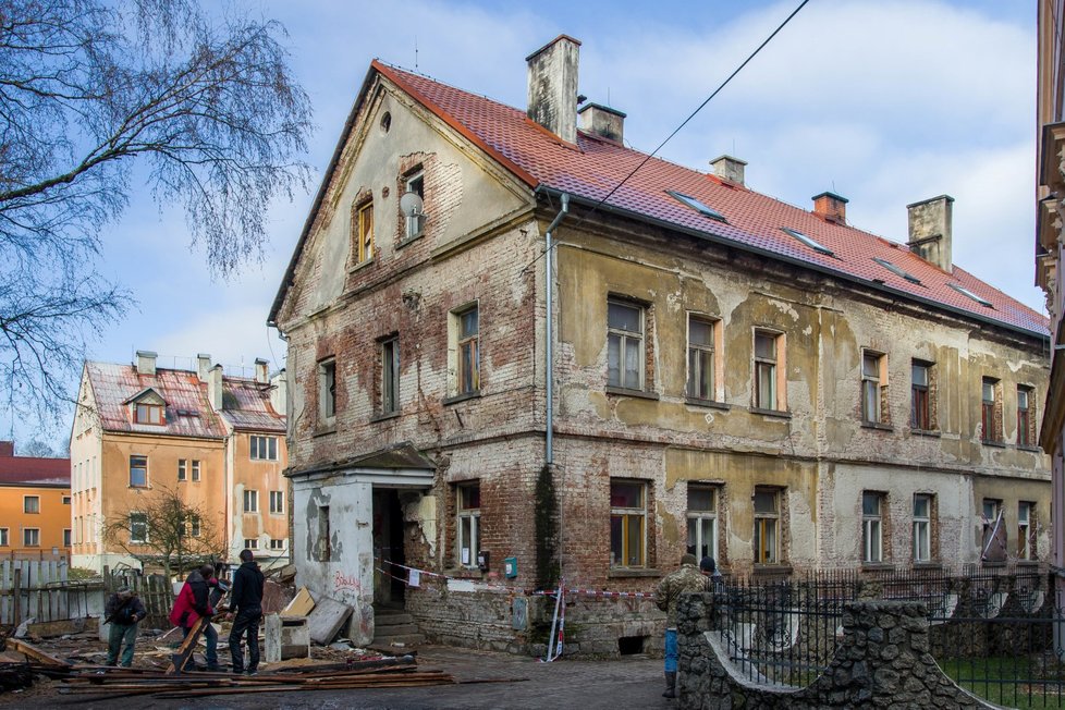 Zchátralý dům v Liberci, který sousedí s činžákem paní Lenky