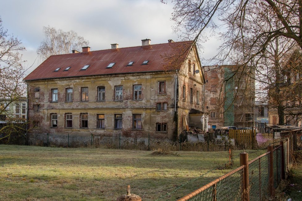 Zchátralý dům v Liberci, který sousedí s činžákem paní Lenky