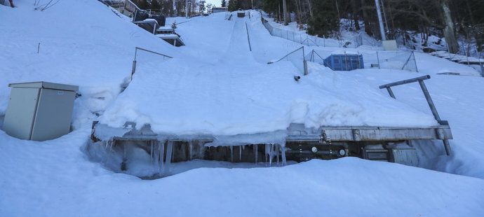 Střední skokanský můstek na Ještědu není právě v nejlepším stavu