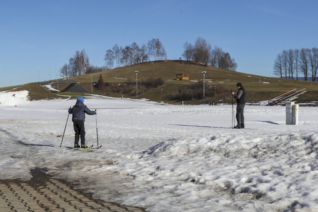 Běžecký areál ve Vesci teď v zimě sportovní centrum dvakrát nepřipomíná, lyžařům se upravuje pouze za výborných sněhových podmínek