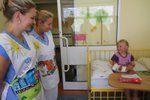 O zpříjemnění pobytu dětí v nemocnicích se snaží módní návrhářka Marie Zelená. Pro personál nemocnic vytvořila zástěrky, které dokážou dětem vykouzlit úsměv na tváři.