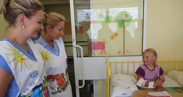 Zdravotnický personál v Dětské nemmocnici v Brně má veselé oblečení, dětem se barvy moc líbí.