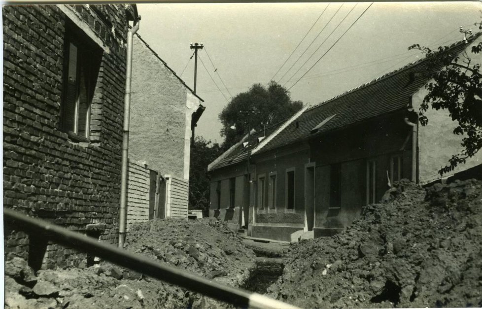 Historický snímek Rybníčku v místech, kde se nacházely ve středověku hradby.