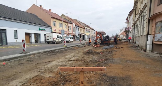 Kosterní pozůstatky obyvatel Veselí nad Moravou našli dělníci přo stavbě okružních křižovatek v centru města.