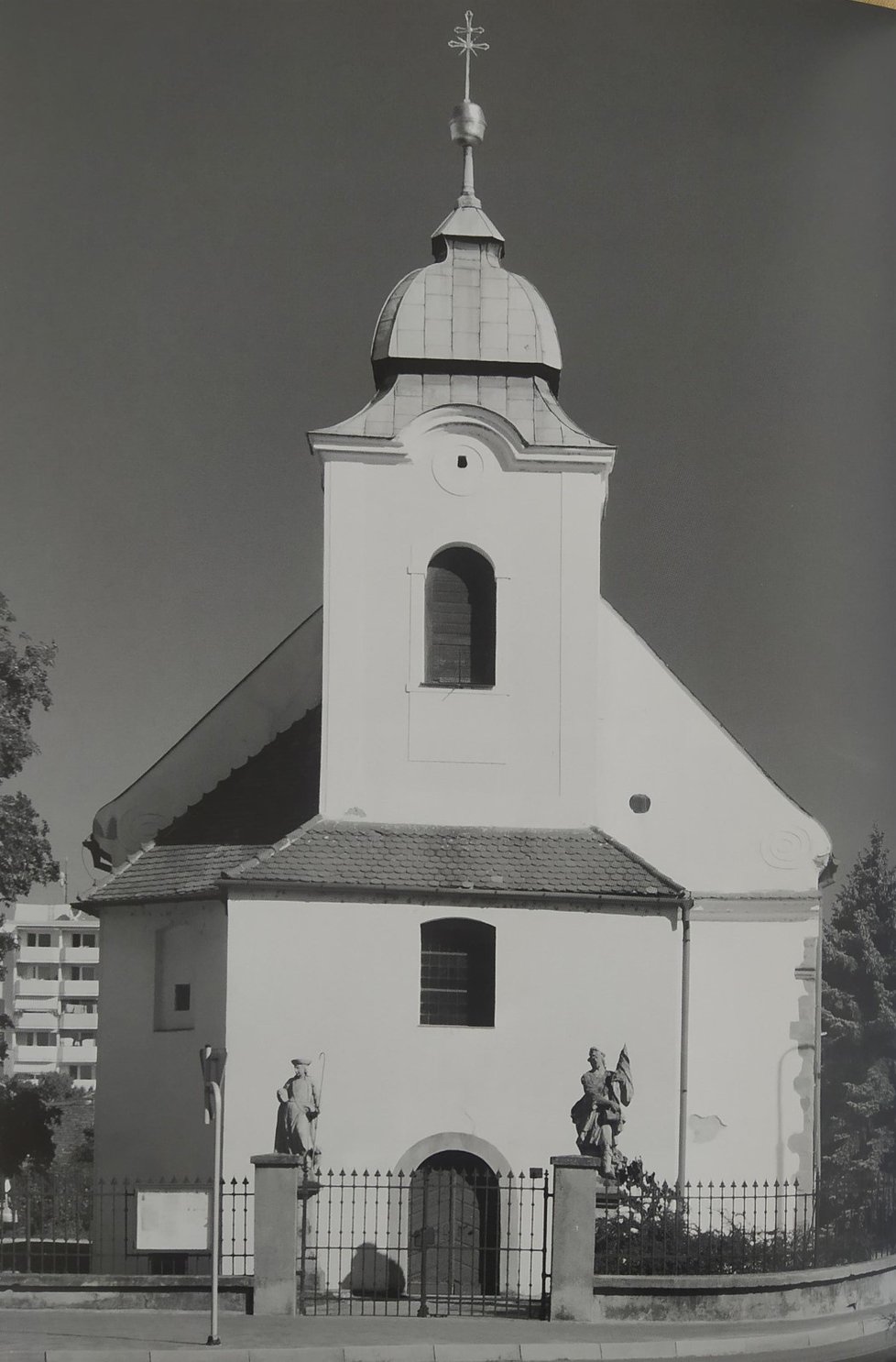 Pozdně románský, pozdějí goticky přestavěný kostel Panny Marie z 1. poloviny 13. století je nejstarší stavbou ve Veselí nad Moravou.