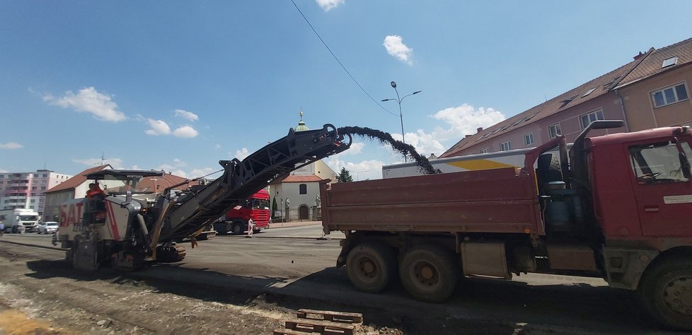 Ve Veselí nad Moravou začali budovat dva kruhové objezdy. Hlavní tah na Moravský Písek je do 27. června uzavřený.