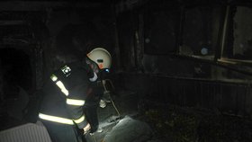 Policisté zachránili život ženě v bezvědomí: Vynesli ji z hořící chaty, kterou se pokoušela hasit.