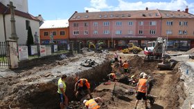Při stavbě kruhového objezdu ve Veselí nad Moravou byl prozkoumán pod budoucí vozovkou dosud neobjevený hřbitov kolem kostela Panny Marie. Během šesti týdnů vyzvedli archeologové z hrobů  přes 500 nebožtíků.