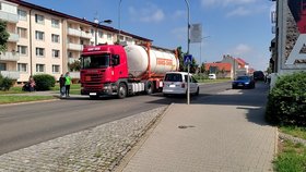 Ve Veselí nad Moravou zapomněli silničáři domalovat na silnici I/55 přechody. Chodci mají častokrát problém přes rušnou vozovku bezpečně přejít.