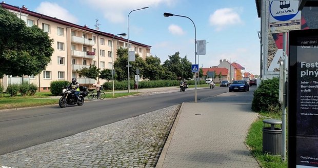Ve Veselí nad Moravou zapomněli silničáři domalovat na silnici I/55 přechody. Chodci mají častokrát problém přes rušnou vozovku bezpečně přejít.