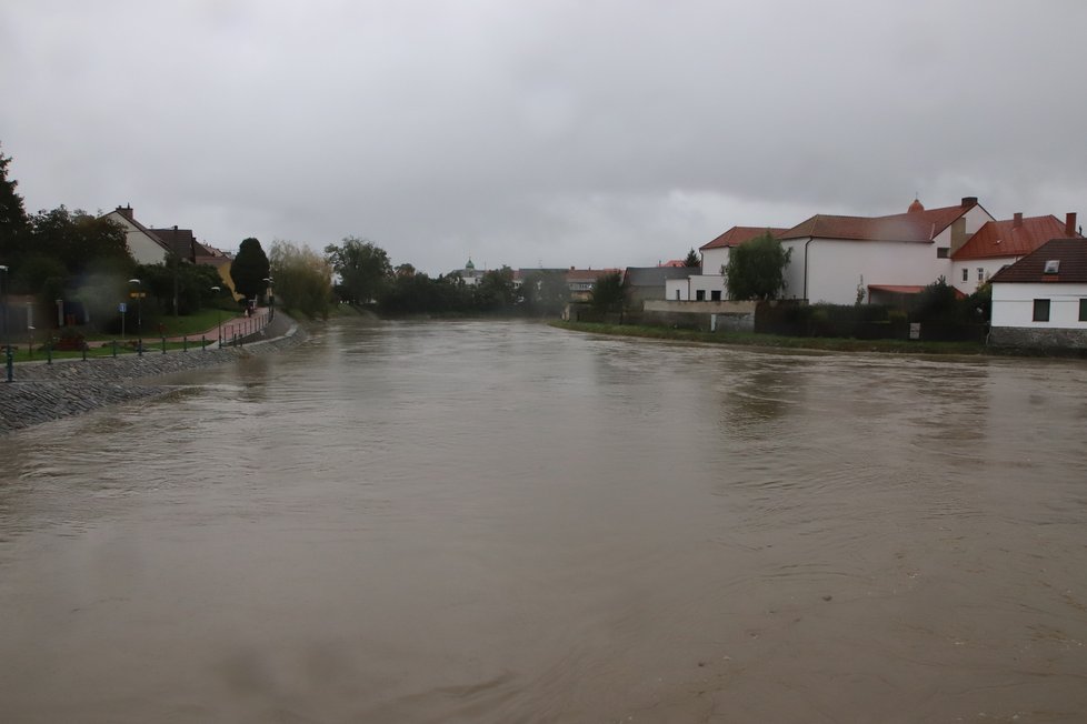 Ve Veselí nad Moravou je 3. stupeň povodňové aktivity. Hasiči zatím museli čerpat vodu jen z areálu jezdeckého klubu.