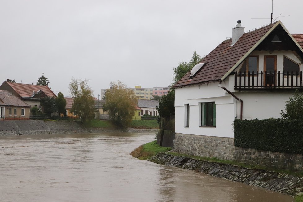 Ve Veselí nad Moravou je 3. stupeň povodňové aktivity. Hasiči zatím museli čerpat vodu jen z areálu jezdeckého klubu.