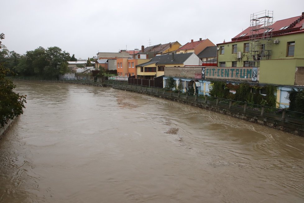 Ve Veselí nad Moravou je 3. stupeň povodňové aktivity. Hasiči zatím museli čerpat vodu jen z areálu jezdeckého klubu.