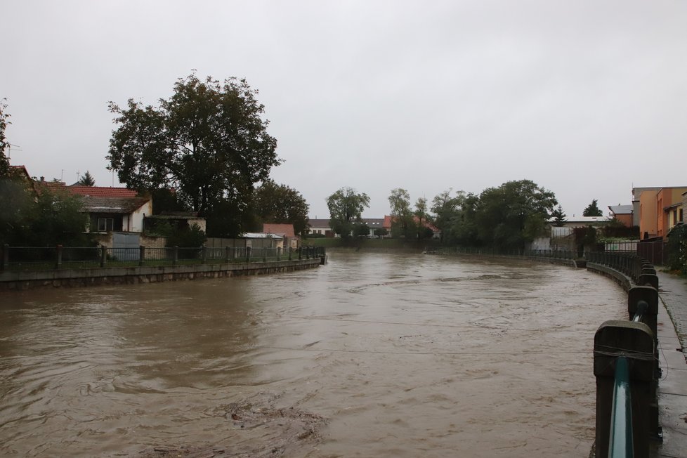Ve Veselí nad Moravou je 3. stupeň povodňové aktivity. Hasiči zatím museli čerpat vodu jen z areálu jezdeckého klubu.