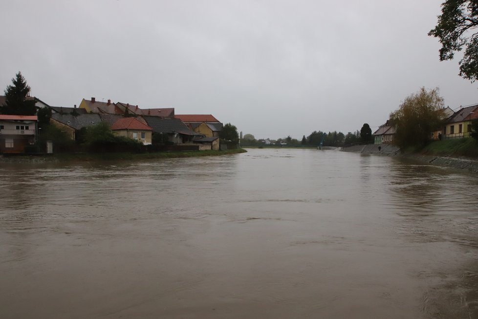 Ve Veselí nad Moravou je 3. stupeň povodňové aktivity. Hasiči zatím museli čerpat vodu jen z areálu jezdeckého klubu.