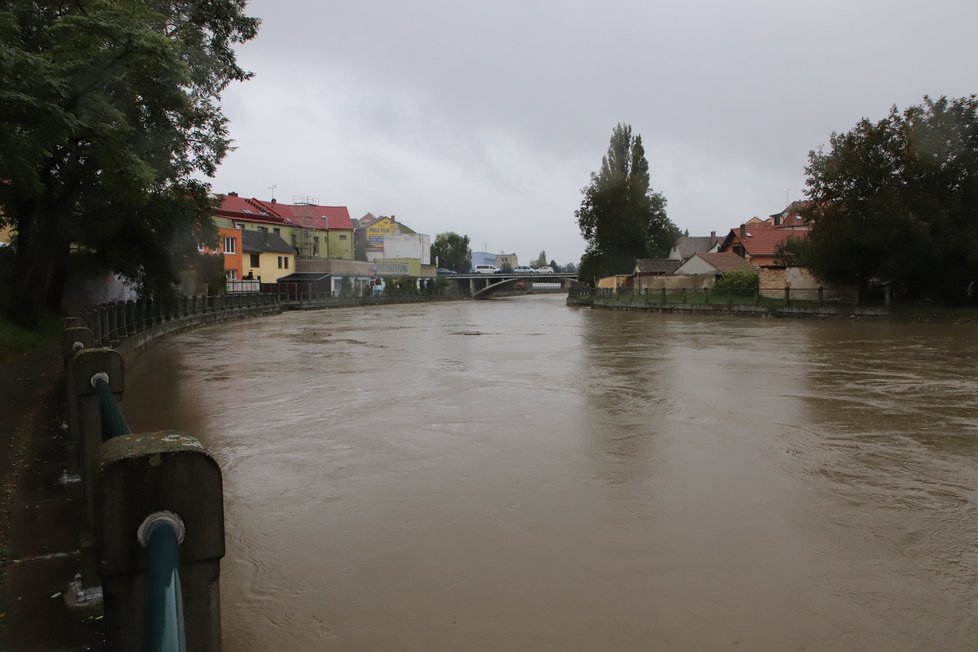 Ve Veselí nad Moravou je 3. stupeň povodňové aktivity. Hasiči zatím museli čerpat vodu jen z areálu jezdeckého klubu.