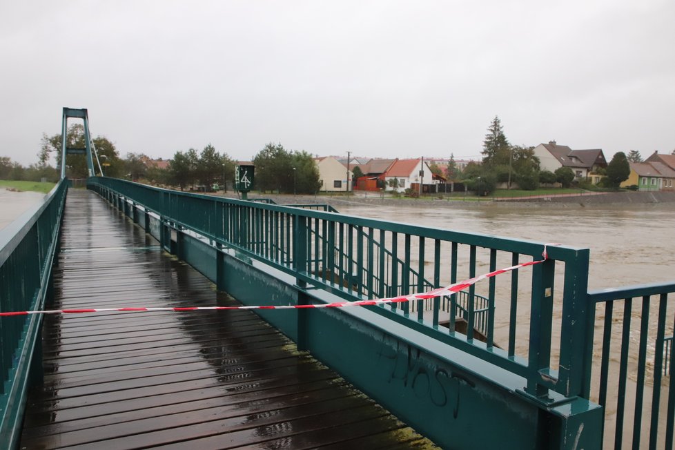 Ve Veselí nad Moravou je 3. stupeň povodňové aktivity. Hasiči zatím museli čerpat vodu jen z areálu jezdeckého klubu.