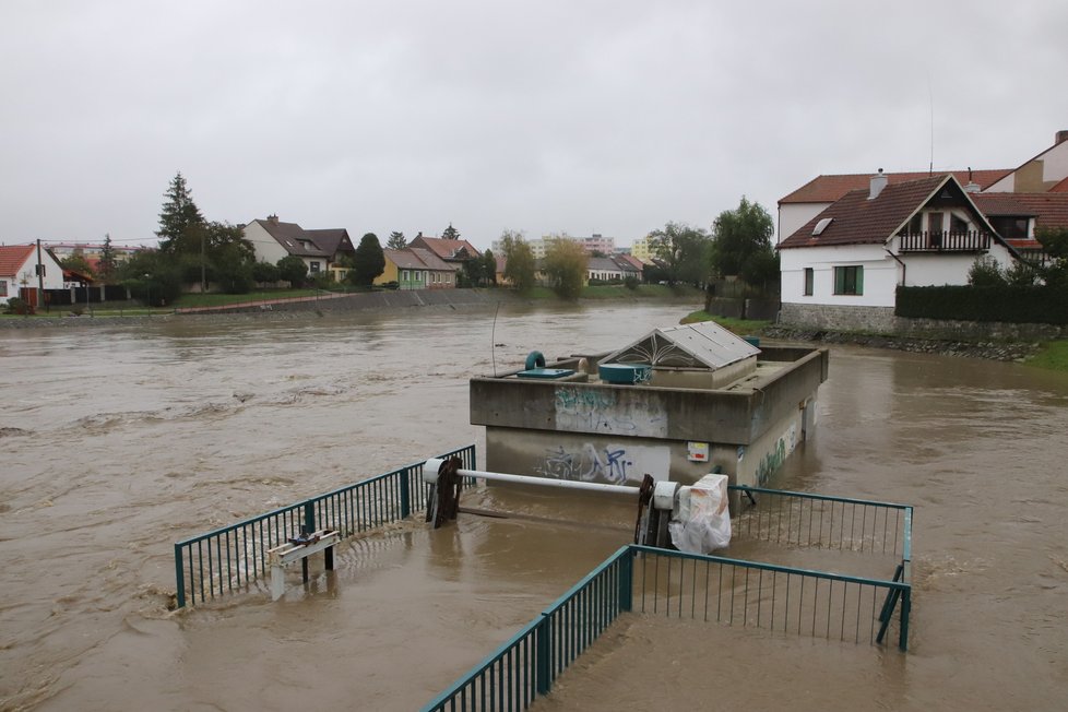 Ve Veselí nad Moravou je 3. stupeň povodňové aktivity. Hasiči zatím museli čerpat vodu jen z areálu jezdeckého klubu.