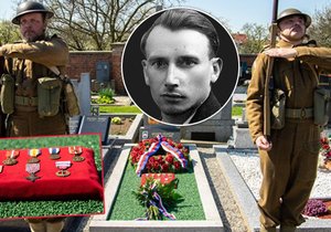 Válečnému veteránovi Antonínu Ticháčkovi byla 22. dubna 2023 odhalena na Zarazickém hřbitově ve Veselí nad Moravou pamětní deska.