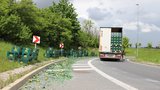 Stovky bas s lahvemi se vysypaly na silnici. Sjezd na kraji Prahy je kvůli střepům neprůjezdný