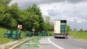 Na křížení ulic Kbelská a Veselská se z nákladního vozu vysypaly basy s lahvemi od piva. (19. květen 2021)