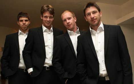 Tenisté (zleva) Veselý, Berdych, Dlouhý a Hájek se na banketu blýskli. Co předvedou na kurtu?