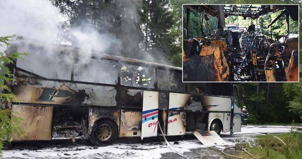 Ohnivé peklo: Autobus do Třebíče s 53 cestujícími začal hořet za jízdy!