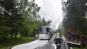 U Věšína na Příbramsku shořel zájezdový autobus. Cestovalo v něm 53 pasažérů.