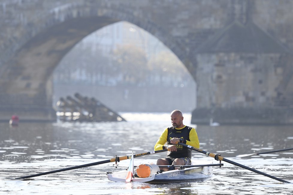 Skifař Václav Chalupa vyrazil 30. září 2018 od Karlova mostu v Praze na 850 kilometrů dlouhou plavbu do Hamburku. Spolu s dalšími dvěma veslaři se pokusil zapsat do Guinnessovy knihy rekordů. Sám však plavbu nakonec vzdal.