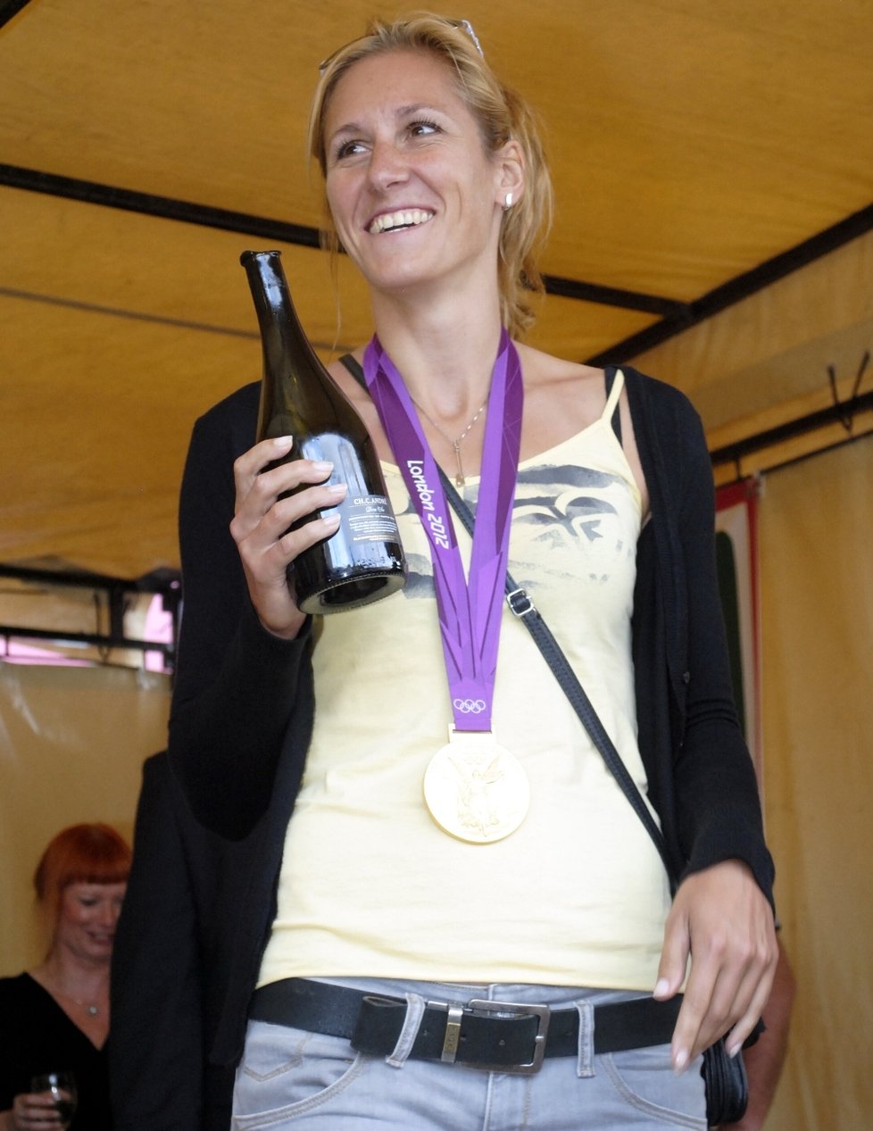 Láhev šampaňského v ruce a zlatá medaile na krku: veslařka Mirka Knapková právě pokřtila svou hvězdu ve Velkobítešském chodníku slávy.