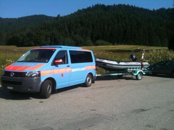 Policie a záchranáři zasahující u jezera Sihlsee při pátrání po Andree