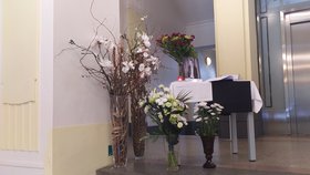 Krajský úřad Středočeského kraje zřídil u jednoho ze svých vchodů pietní místečko, kam mohou lidé nosit květiny, a vyjádřit svou soustrast nad ztrátou oblíbeného politika do kondolenční knihy. (15. červen 2022)