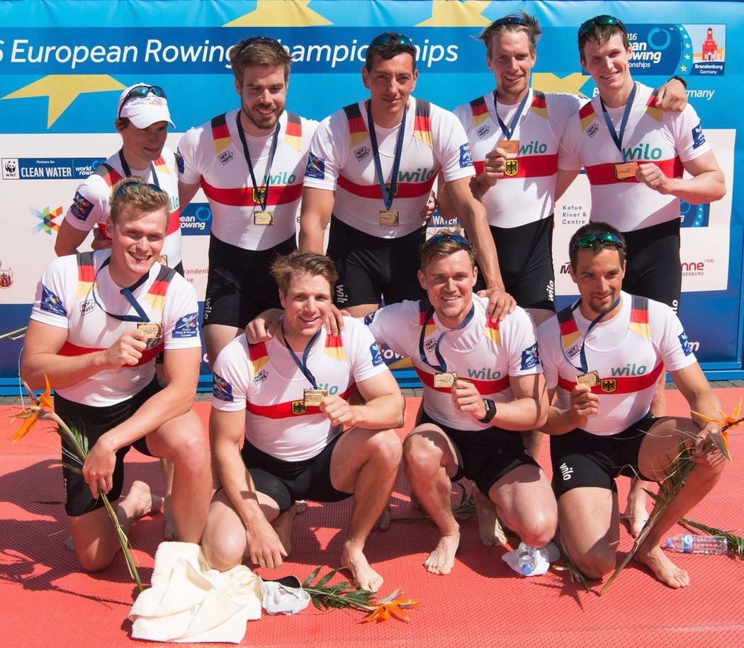 Maximilian Reinelt (vpravo dole) se zlatem z mistrovství Evropy v roce 2016