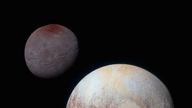 Pluto se svým největším měsícem Charonem, vyfocené sondou New Horizons.