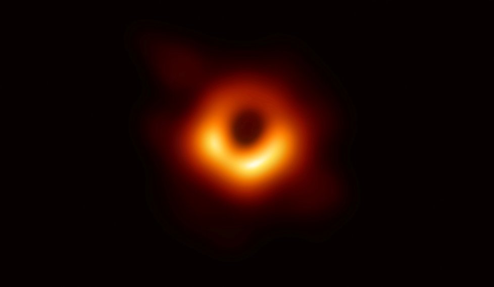 Vůbec první záběry černé díry.